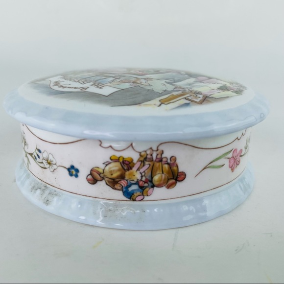 From the Brambly Hedge Gift Collection - Birthday Trinket Dish - Royal Doulton - Picture 5 of 8